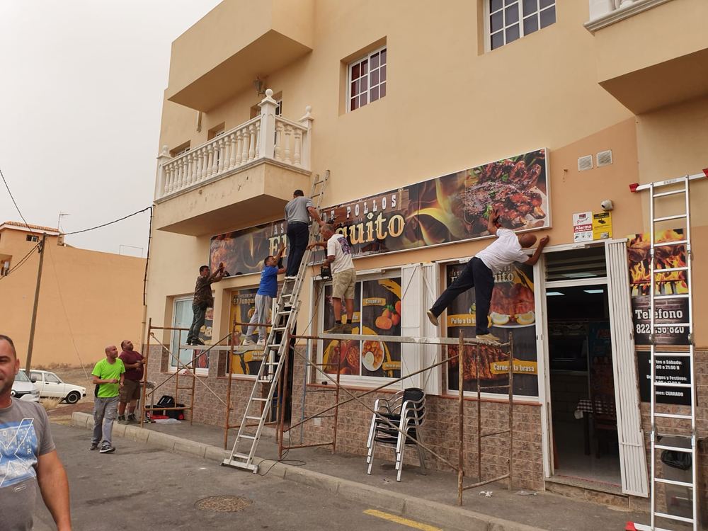 El equipo instalando el rótulo de El Junquito