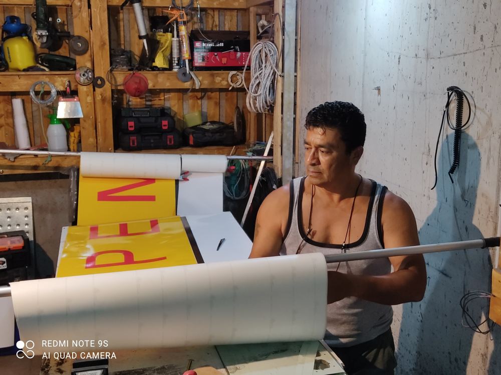 Cortando vinilo en el taller